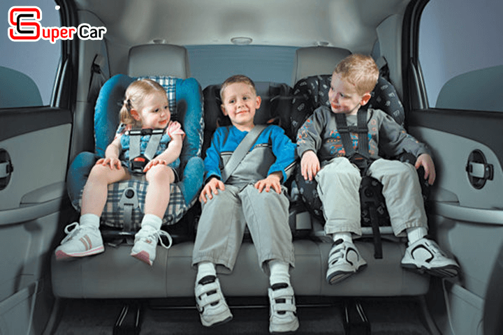 Lưu ý điều gì khi có trẻ em trên xe ô tô